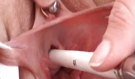 Một già dì fim sec thu quyến rũ một trẻ cô gái vì lesbian caresses