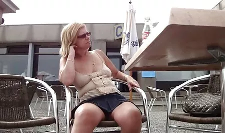 Trẻ con gái làm việc ngoài một mới điện thoại với một thổi kèn cho cô ấy ﻿sec thu cha