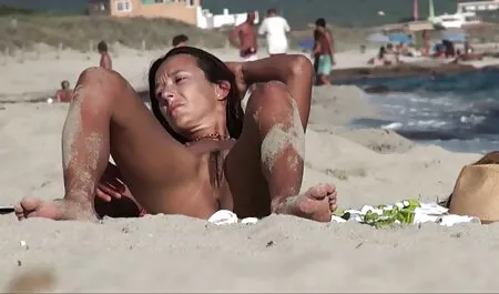 Hai cô gái trẻ tóc vàng làm phi sec thu cho một chàng trai làm hài lòng họ