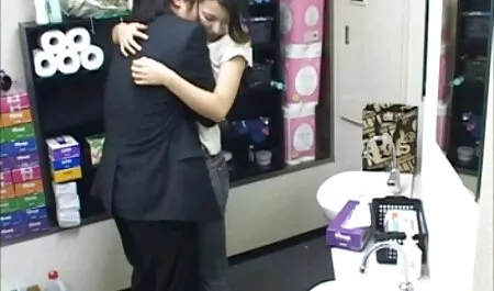 Sexy và ngọt ngào sec nguoi cho mulatto masturbates âm đạo với một dildo