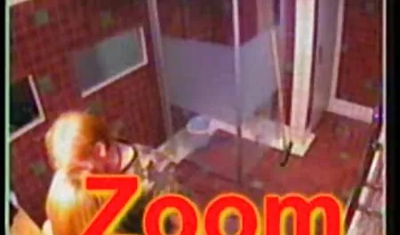Người đẹp mặc tất cao đến đầu gối bị kẹt ngón tay trong âm hộ trong một video khiêu sec nguoi cho dâm