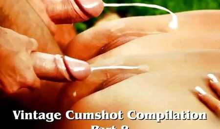 Anh chàng sec gai thu dam đặt các sinh viên trẻ trên bàn và háo hức chị