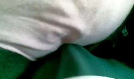 Một người đẹp trẻ hút một ngon phim sec động vật dương vật và sẵn sàng ngồi trên đó với cô ấy L.