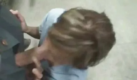 Một người phụ nữ trưởng thành quỳ gối sec cho va nguoi và vui vẻ cho một người đàn ông thổi kèn