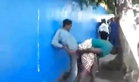 Đít của một trẻ đĩ được một máy rung trong khi ngón tay khéo xecthu va nguoi léo Mẹ kiếp cô ấy âm đạo