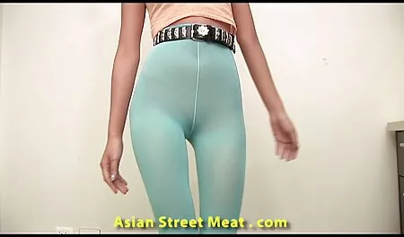 Một trẻ tán tỉnh chị với một người secthuchauau đàn ông trên giường và thành công làm hài lòng anh ta