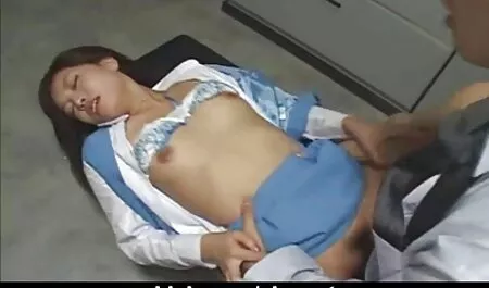 Lesbian tình nhân liếm của họ bụi cây trên một xanh sec nguoi cho meadow