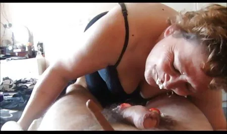 Cô gái mở của họ miệng rộng và lấy kẻ sec thu dit nhau Hãy