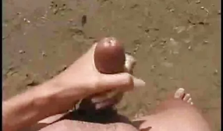 Nóng trẻ đẹp ngồi trên đi văng và chèn một dương vật sec cho chich nguoi giả vào âm đạo tốt đẹp của cô
