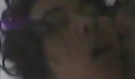 Sexy tóc vàng tuổi teen cố gắng trên một mới áo video sec thu sơ mi
