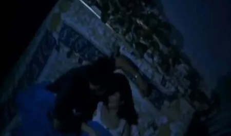 Đĩ với vui tươi tits fucks đam mê của pim sec thu dam cạo âm đạo với một strapon trên một giường tầng