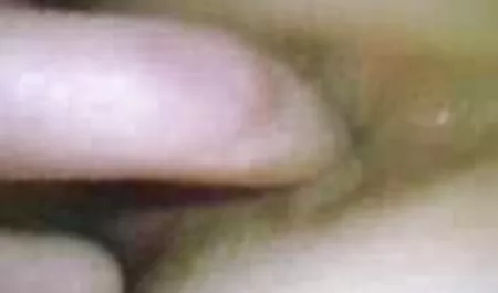 Video riêng tư: một người sec nguoi choi cho phụ nữ Nhật Bản vuốt ve một âm hộ và kéo một âm vật trên một webcam
