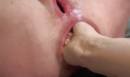 Hai đồng tính nữ trẻ đồi trụy rất chú ý đến những cái sec gai thu dam vuốt ve chân