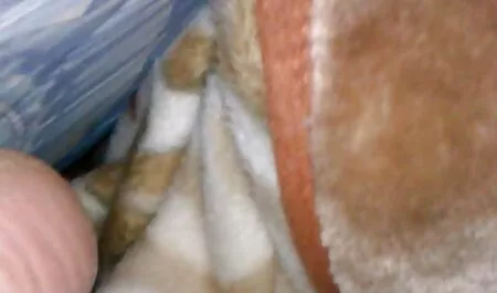 Nóng chó cái với mái tóc dài trải nghiệm một cực khoái âm đạo từ một phimsecnguoithu máy rung