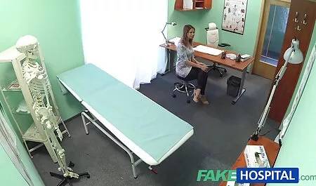 Cô gái trưởng thành kéo căng các bức phim sec khi dit nguoi tường của âm đạo trước máy ảnh