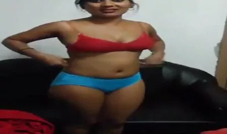 Lồn của một có thai trẻ khiêu dâm kiểu mẫu secthumy yêu cầu ngón tay tình dục