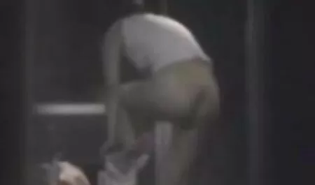 Sexy trưởng thành phụ nữ mặc một strapon fucked cô ấy người yêu trong phm sec thu các đít