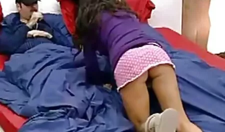 Một cô gái trẻ xinh sec thu choi nguoi đẹp mặc vớ dang rộng hai chân ra và đưa máy rung vào trong