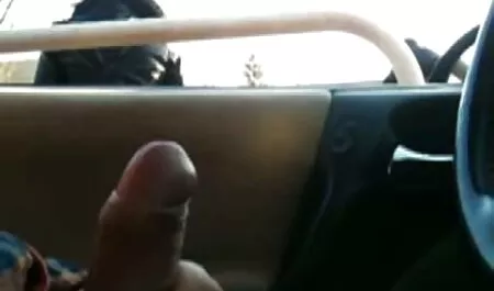Một cô gái tóc vàng trưởng thành nằm trên dương vật của người yêu và khéo léo cưỡi fhim sec thu nó