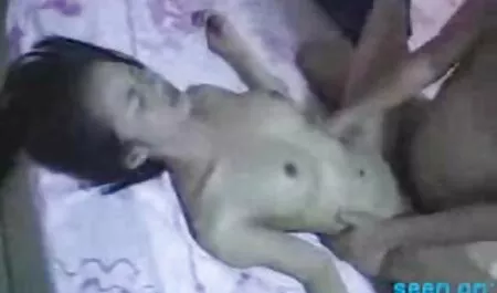 Người chị những âm hộ phi sec thu của một trẻ curvitsa cho một shot cận cảnh