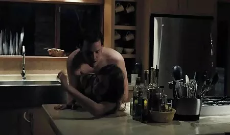 Trẻ nhỏ brunette fucked secnguoithu tốt trên các bàn
