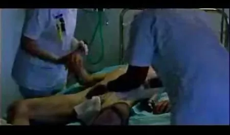 Một người phụ nữ trưởng thành giúp một khách hàng trẻ đến Mẹ kiếp với một người đấm bóp secthu va nguoi đàn ông