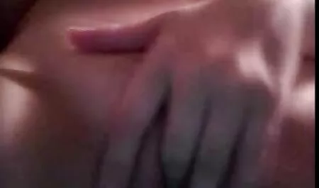 Một chú gà con sec cho chich nguoi trong bộ đồ bơi được bôi dầu và sẵn sàng ngồi trên chiếc chốt đứng của bạn