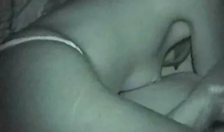 Một cô pin sec thu gái trẻ tóc vàng thay thế âm hộ của mình dưới lưỡi của anh chàng và bắt đầu bú tinh ranh của anh ta