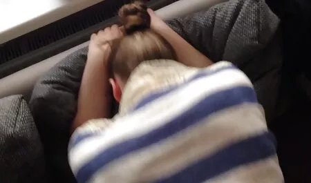 Hai busty secnguoithu bà nội trợ khéo léo handjob một sừng tinh ranh trên máy ảnh