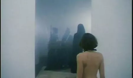 Dễ thương gà con với lớn tits masturbates âm đạo và sec thú clit qua các hồ bơi