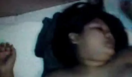 Trưởng thành người phụ nữ Pháp uống rượu với sec thu choi nguoi hai chàng trai và dang rộng chân