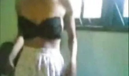 Những phụ nữ bị ràng buộc đến những giường và fuck cô ấy hàng xóm sec nguoi choi cho tốt