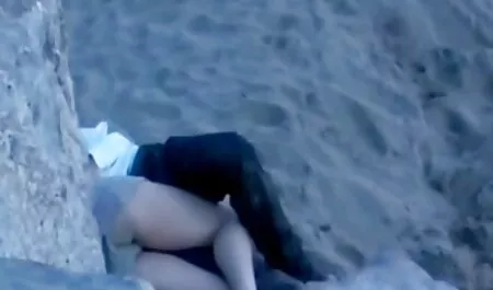 Một khách hàng trẻ đồng ý quan hệ tình dục với một nhân viên đấm phinsecthu bóp trên bàn