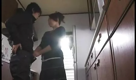 Âm đạo của một người mẫu khiêu dâm trẻ đẹp sẽ được dildo phinsecthu fucked trong sân
