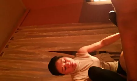 Một trẻ chó cái trong vớ đã sẵn sàng để hiển thị cô ấy tuyệt đẹp phim sec ngua du nguoi L. trên máy ảnh