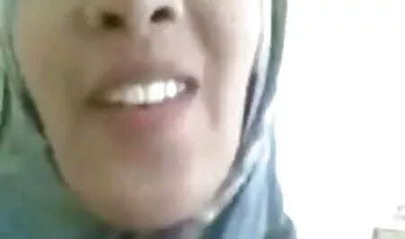Hai cô gái trẻ tai phim sec thu người Anh cho một đôi thổi kèn cho một lỗ đít