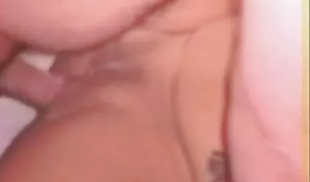 Babes liếm pussies với clits và phím séc thu cum từ handjob với một máy rung